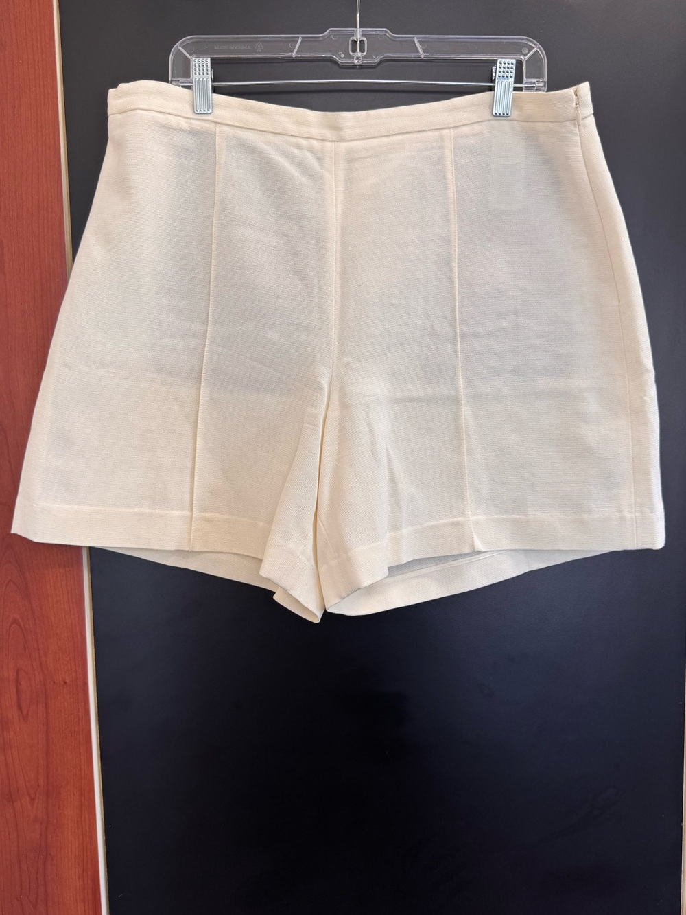 Vince Shorts Size 14 Color Beige Side & Back Pockets Front Seam Cotton/Viscose